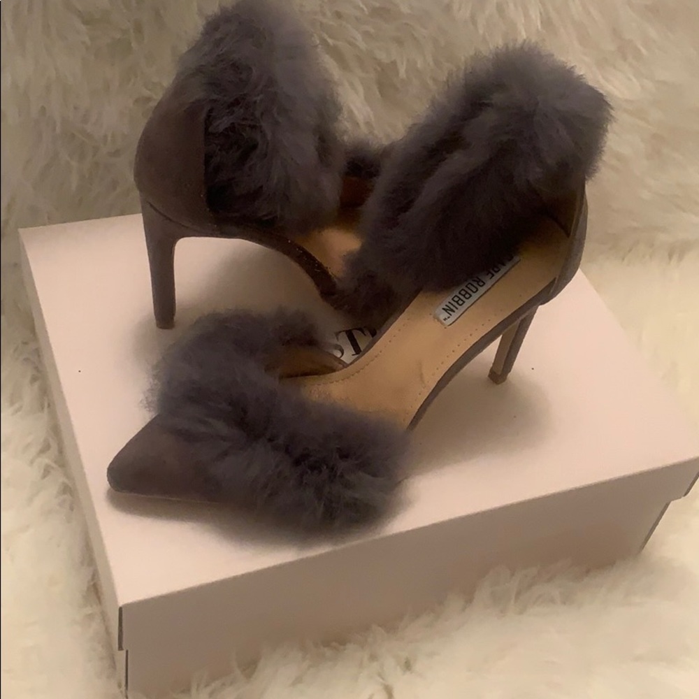 Gray Furry Cape Ribbon Heels